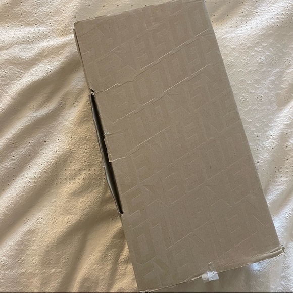 Like NEW! Golden Goose 42. Like new condition. - Picture 9 of 11